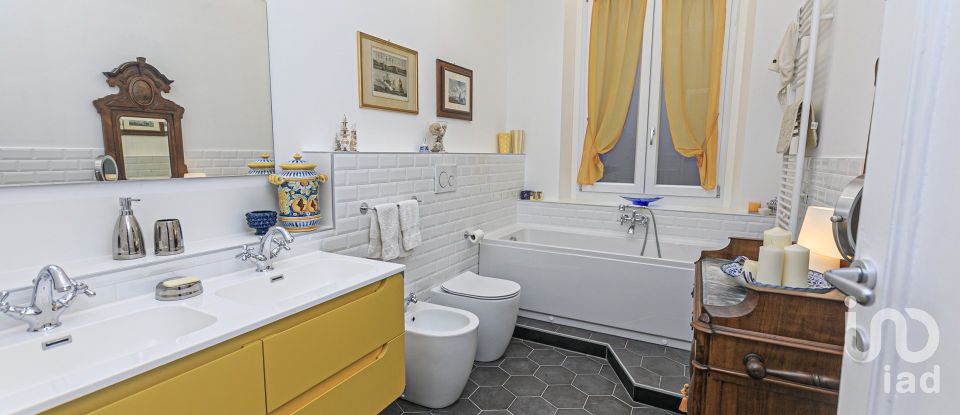 Apartment 15 rooms of 288 m² in Genova (16122)