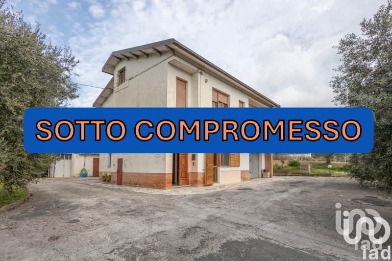 Townhouse 8 rooms of 233 m² in Treia (62010)