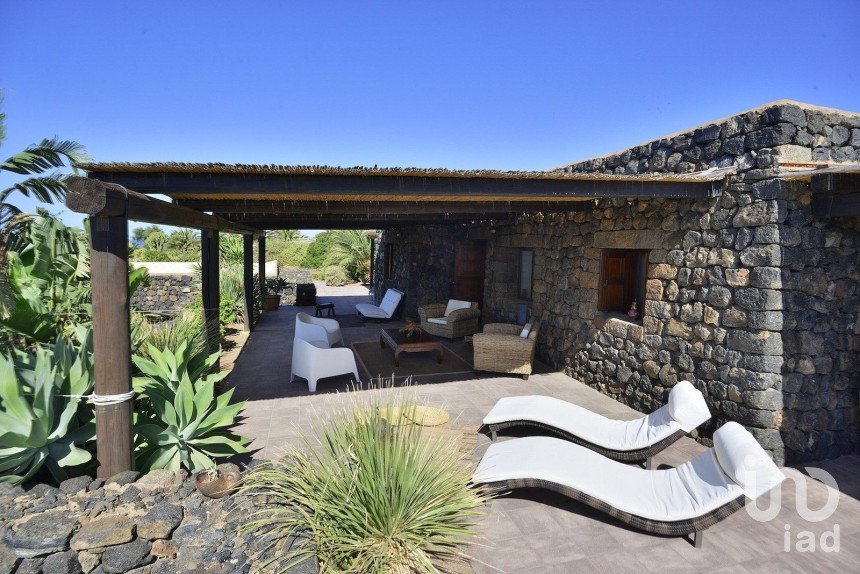 Casale 5 locali di 149 m² in Pantelleria (91017)