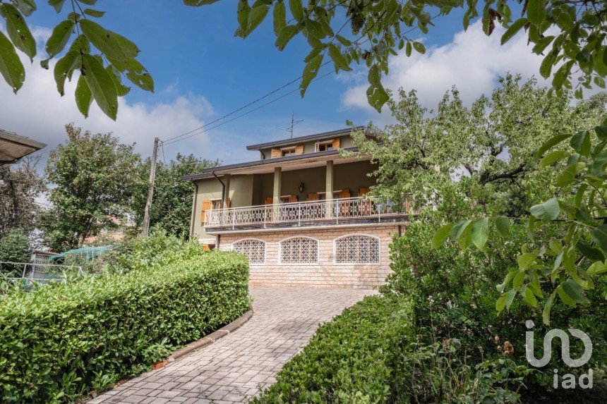 Casa indipendente / Villa 11 locali di 310 m² in Bosco Chiesanuova (37021)