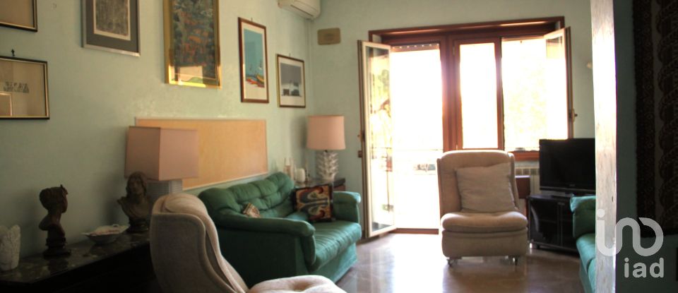 Three-room apartment of 101 m² in Roma (00179)