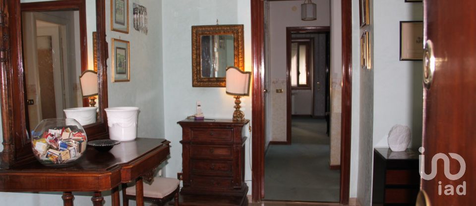 Three-room apartment of 101 m² in Roma (00179)