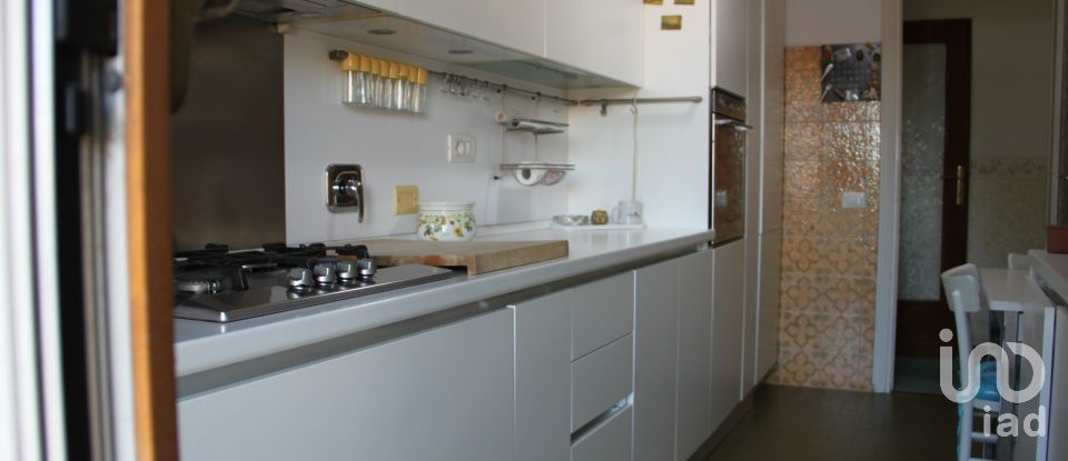 Three-room apartment of 101 m² in Roma (00179)