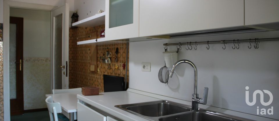 Three-room apartment of 101 m² in Roma (00179)