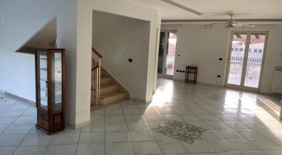 Casale 12 locali di 280 m² in Quarto (80010)