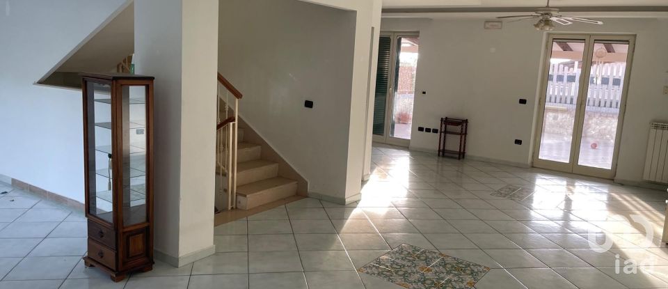 Casale 12 locali di 280 m² in Quarto (80010)