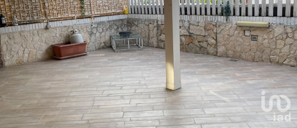 Casale 12 locali di 280 m² in Quarto (80010)