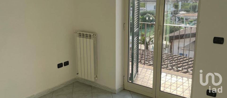 Casale 12 locali di 280 m² in Quarto (80010)