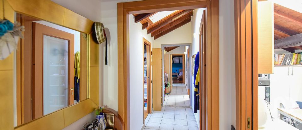 Four-room apartment of 135 m² in Giussano (20833)