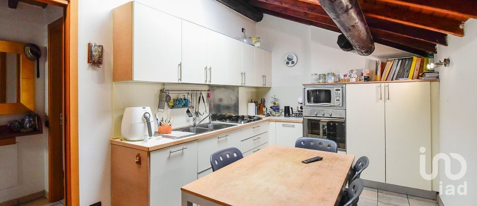 Four-room apartment of 135 m² in Giussano (20833)