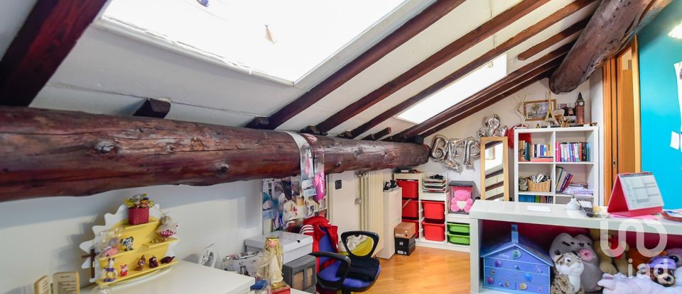 Four-room apartment of 135 m² in Giussano (20833)