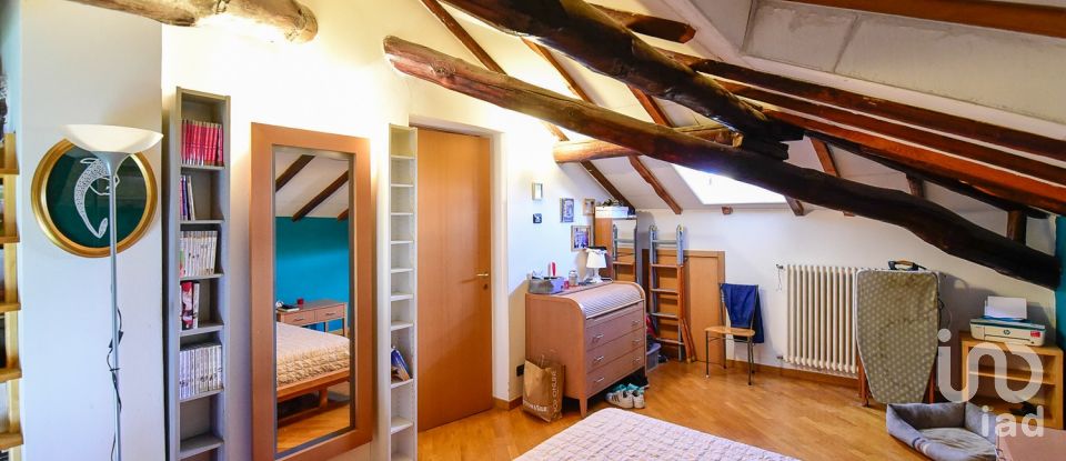 Four-room apartment of 135 m² in Giussano (20833)