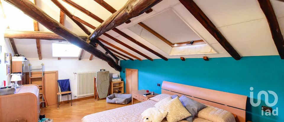 Four-room apartment of 135 m² in Giussano (20833)