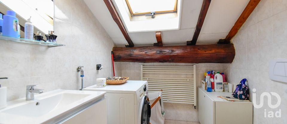 Four-room apartment of 135 m² in Giussano (20833)