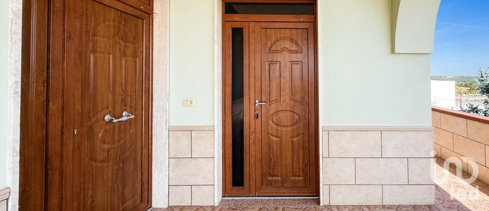 Farm 17 rooms of 511 m² in Martina Franca (74015)