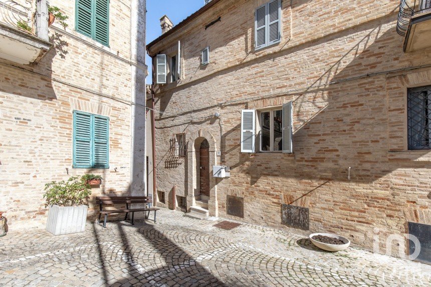 Casa di paese 8 locali di 238 m² in Mogliano (62010)