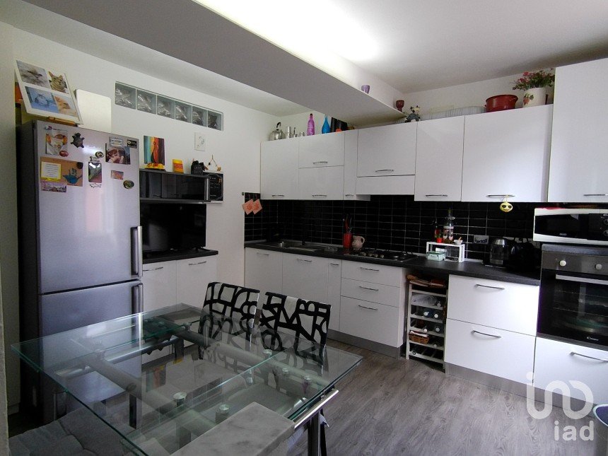 Appartamento 5 locali di 95 m² a Genova (16162)