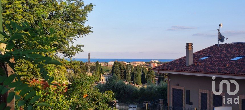 Land of 711 m² in Pineto (64025)