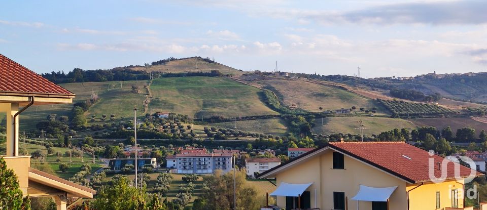 Land of 711 m² in Pineto (64025)