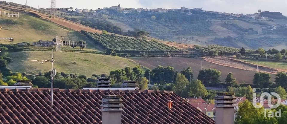 Land of 711 m² in Pineto (64025)