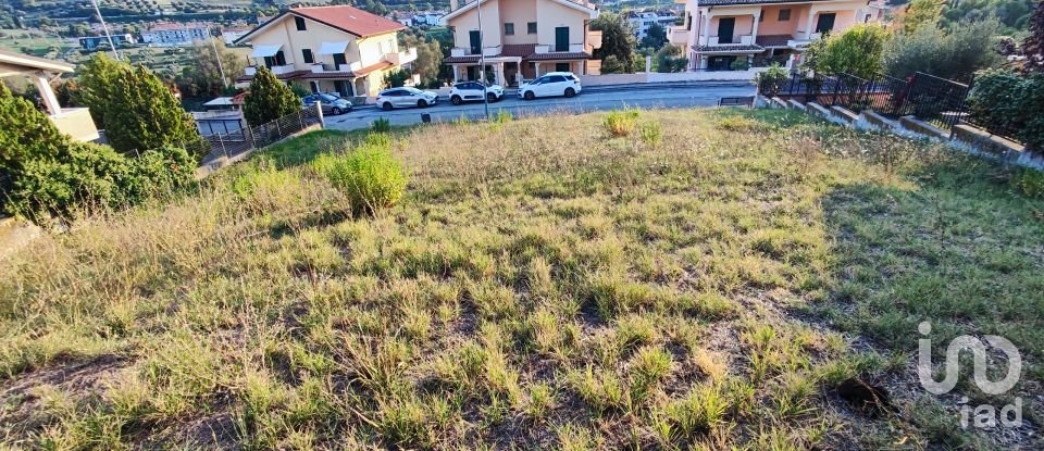 Land of 711 m² in Pineto (64025)