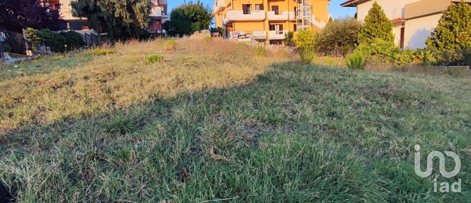 Land of 711 m² in Pineto (64025)