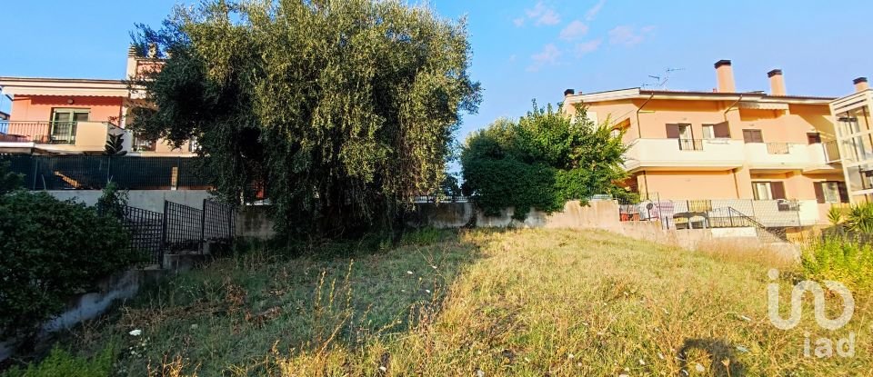 Land of 711 m² in Pineto (64025)