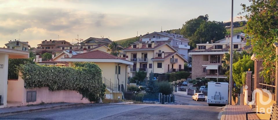 Land of 711 m² in Pineto (64025)