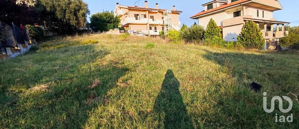 Land of 711 m² in Pineto (64025)