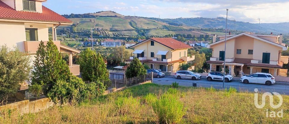 Land of 711 m² in Pineto (64025)