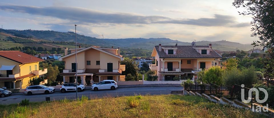 Land of 711 m² in Pineto (64025)