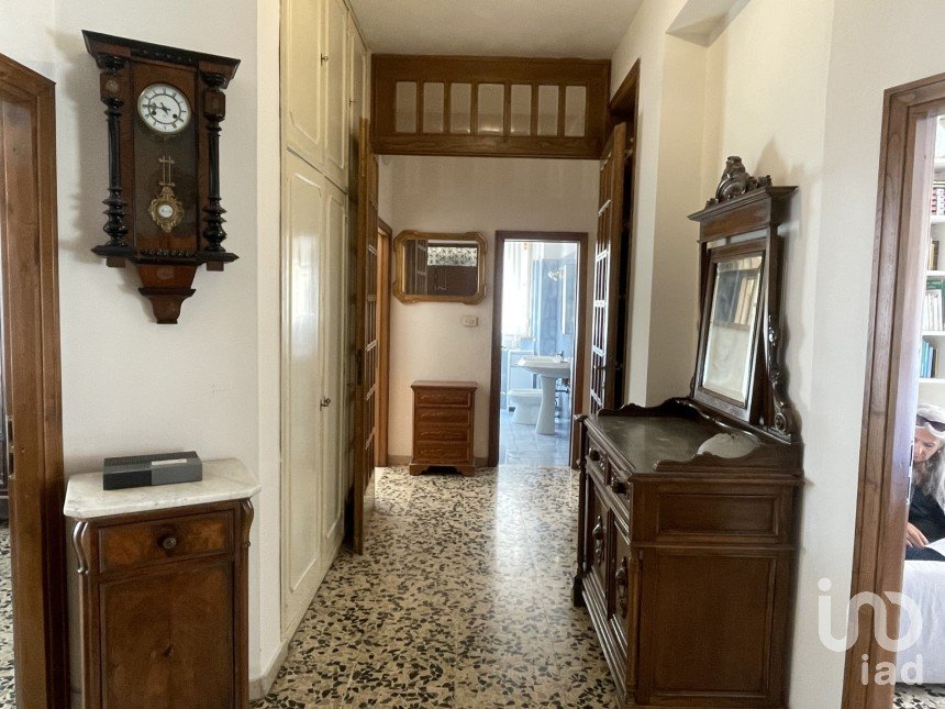 Apartment 5 rooms of 111 m² in Arezzo (52100)