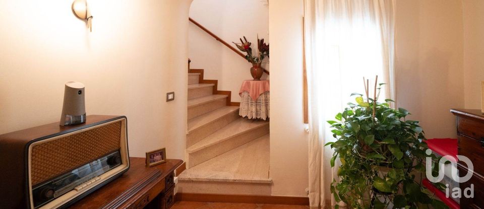 House 7 rooms of 129 m² in Signa (50058)