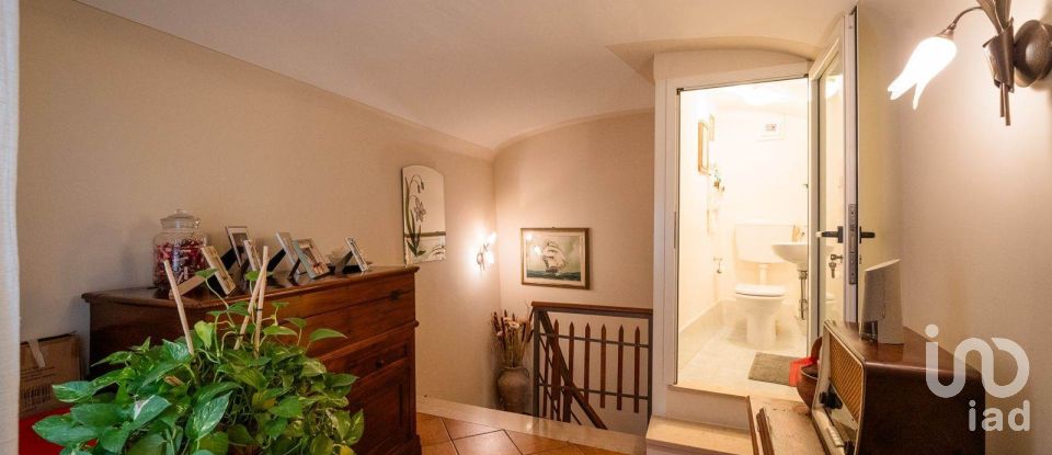 House 7 rooms of 129 m² in Signa (50058)