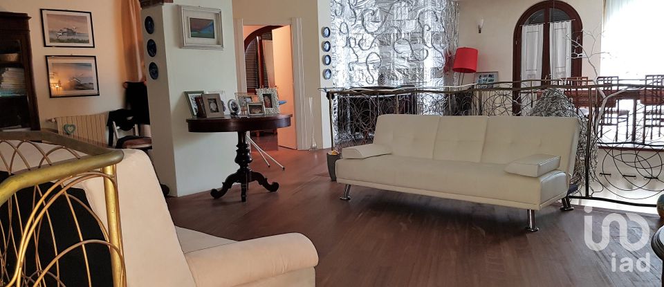 Casa indipendente / Villa 10 locali di 350 m² in Palestro (27030)