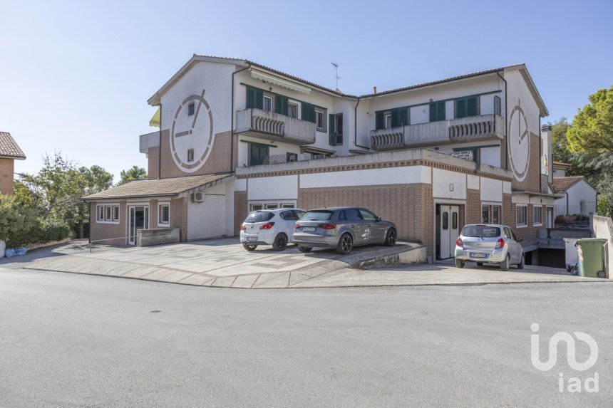 Negozio / locale commerciale di 503 m² in Recanati (62019)