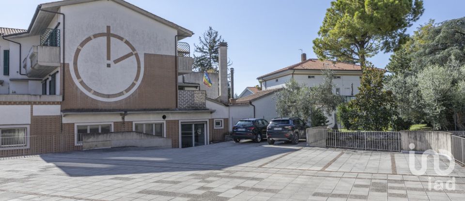 Negozio / locale commerciale di 503 m² in Recanati (62019)