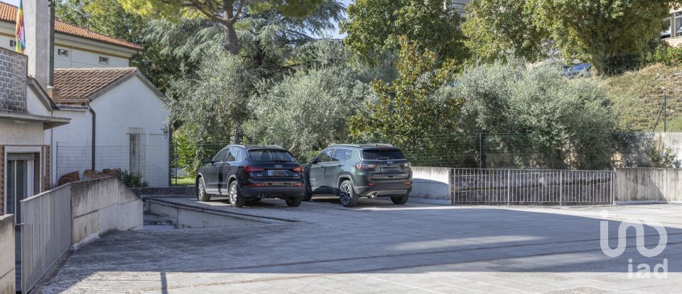 Negozio / locale commerciale di 503 m² in Recanati (62019)