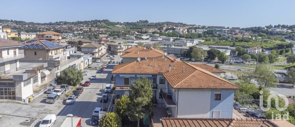 Shop / premises commercial of 230 m² in Ancona (60131)