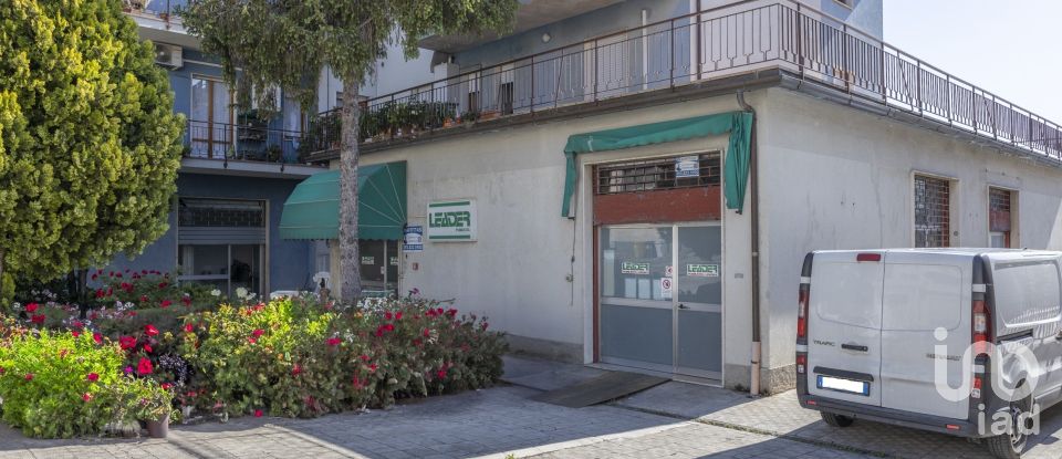Shop / premises commercial of 230 m² in Ancona (60131)