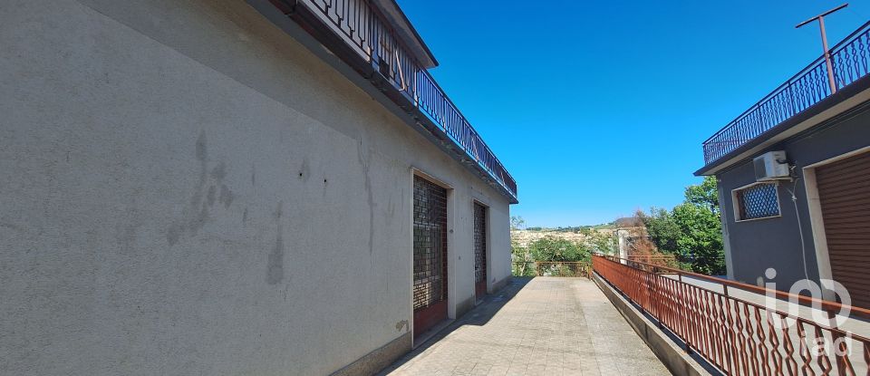 Shop / premises commercial of 230 m² in Ancona (60131)