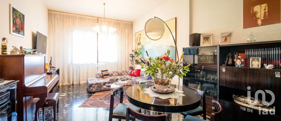 Casa indipendente / Villa 12 locali di 274 m² in Campi Bisenzio (50013)