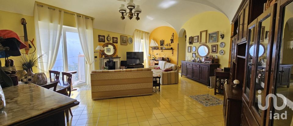 House 8 rooms of 357 m² in Serrara Fontana (80081)