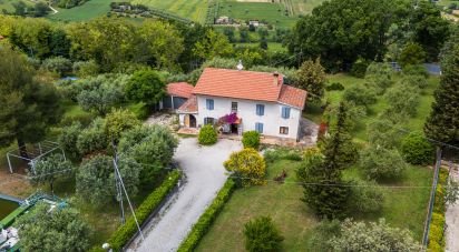 Casale 5 locali di 142 m² in Civitanova Marche (62012)