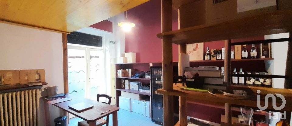 Negozio / locale commerciale di 40 m² in Erba (22036)