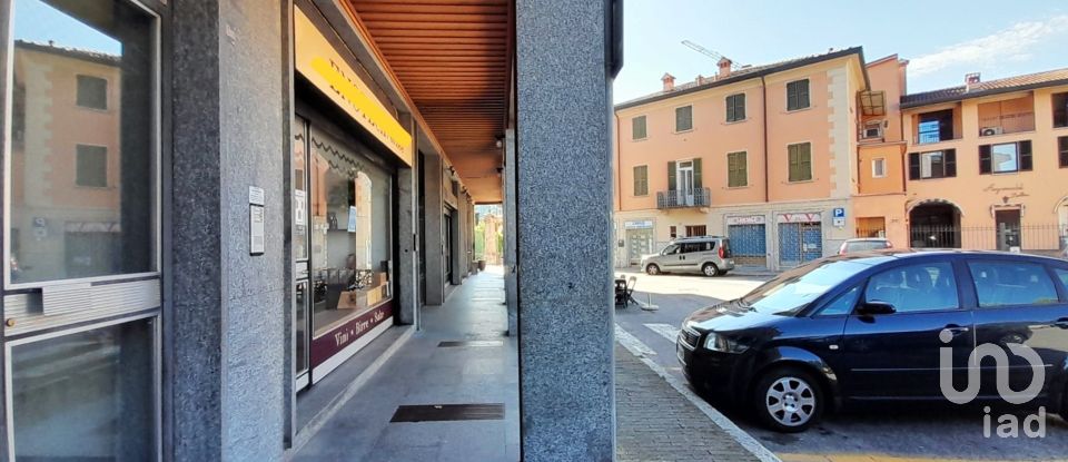 Negozio / locale commerciale di 40 m² in Erba (22036)