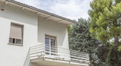 Casa indipendente / Villa 10 locali di 327 m² in Osimo (60027)