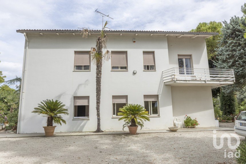House 10 rooms of 327 m² in Osimo (60027)