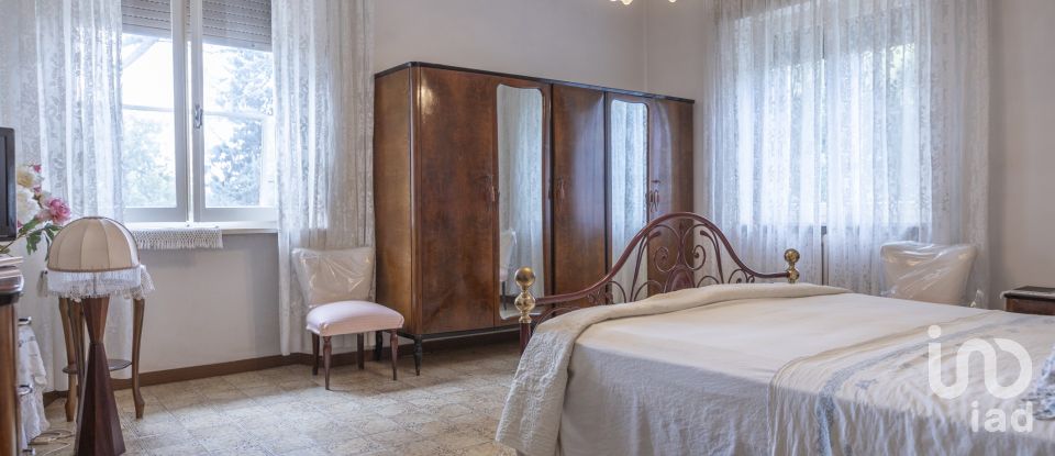 House 10 rooms of 327 m² in Osimo (60027)