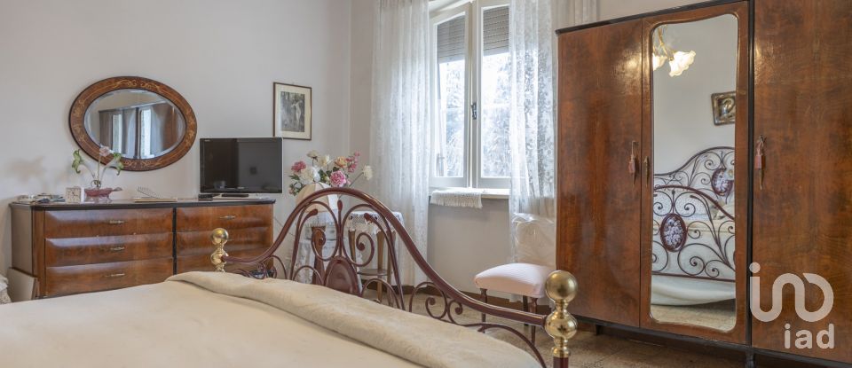 House 10 rooms of 327 m² in Osimo (60027)